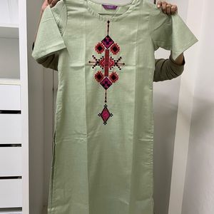 Green embroidered straight kurta